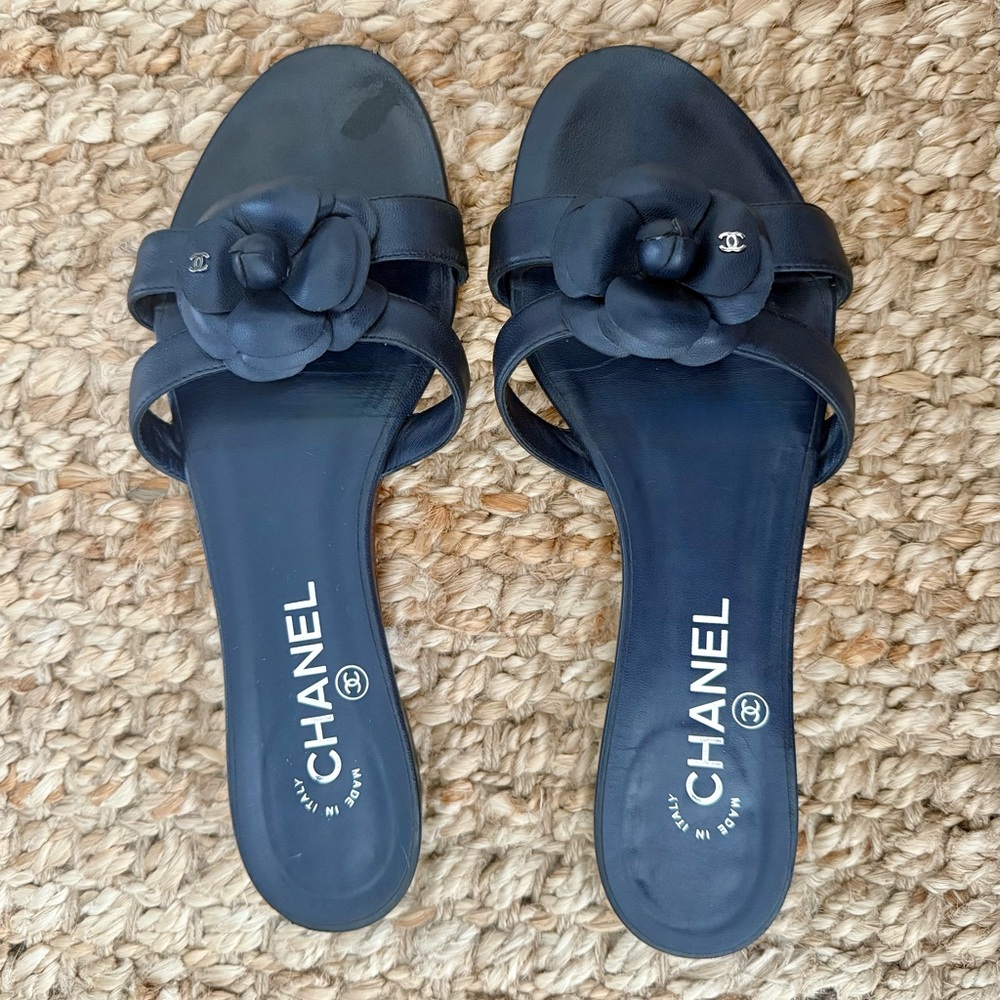 Chanel Camellia Thong Sandals – Navy Lambskin Leather with CC Logo, Size 38.5